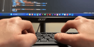 Hände tippen auf einer Tastatur